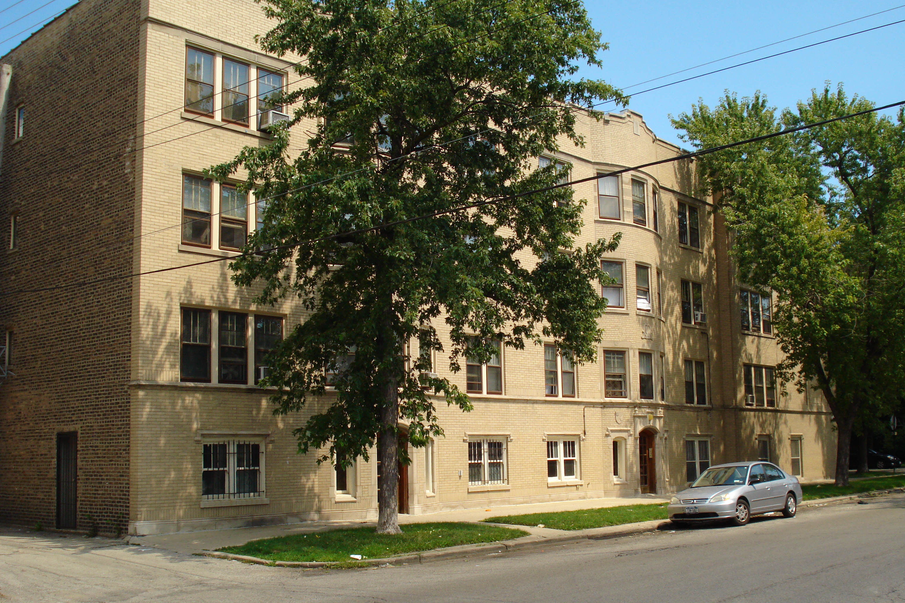 17 Unit Apartment Building in Chicago